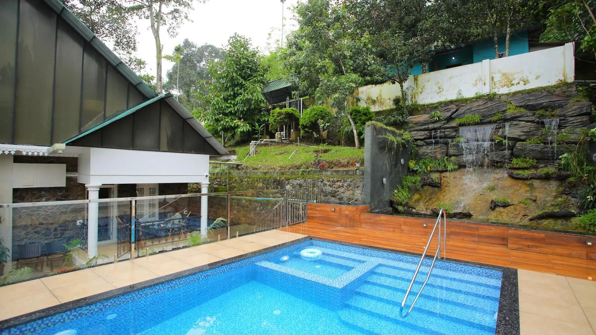 *** Resort Chithirapuram Palace Munnar India